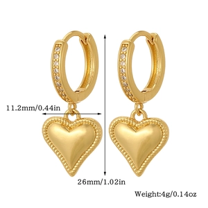 Orecchini a cerchio con cuore dorato con dimensioni 11,2mm x 26mm e peso di 4g specificati