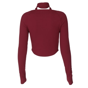 Dettaglio del crop top bordeaux a maniche lunghe in maglia a coste con scollatura