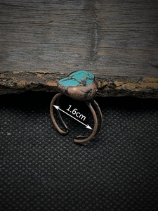 Detailed macro shot of vintage ring showing 1.6cm inner diameter measurement