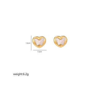Détail de boucles d'oreilles cœur dorées avec motif papillon et dimensions de 1,5 cm