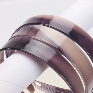 Detail of 2.2cm wide tortoiseshell acetate headbands with non-slip teeth and gradient color