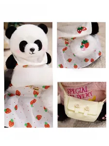Detail von Panda-Plüschtier mit Erdbeerkleid und gestricktem Pullover als Zubehör
