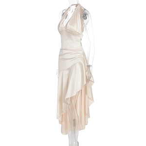Details des champagnerfarbenen Satin-Vokuhila-Saums und der Stufenrüschen am Kleid