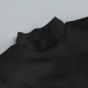 Detail von Stehkragen und Rückenreißverschluss am schwarzen Paillettenkleid für Damen