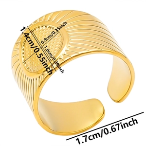 Detailed size measurement of 1.4cm gold oval signet ring with geometric grid pattern