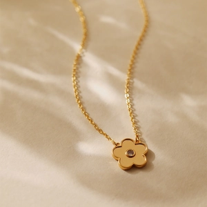 Elegante 18K vergoldete Blumenhalskette mit funkelndem Zirkonia-Anhänger für Damen