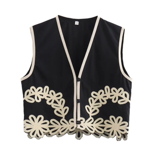 Gilet vintage noir avec broderies florales beige et détails ajourés vue à plat