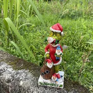 Statuetta in resina Grinch con gnomi e base So Naughty per decoro natalizio