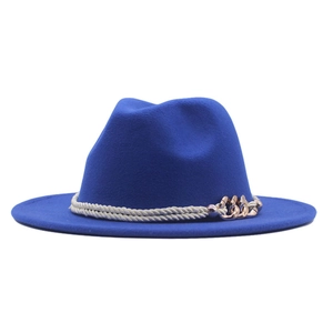Chapeau fedora en feutre bleu avec corde blanche et décoration de chaîne dorée