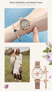 Détail du coffret montre femme or rose avec relief abeille 3D et bracelets assortis