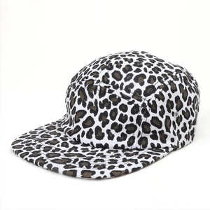 Detaillierte Nahaufnahme einer 5-Panel-Camper-Mütze mit Leopardenmuster und Metallösen