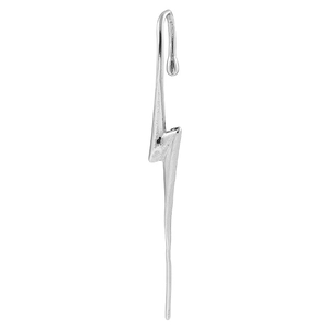 Macro de boucle d'oreille éclair en argent avec surface métallique style punk poli