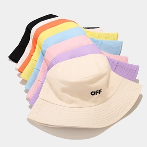 Cappello a secchiello in cotone con ricamo OFF in vari colori come rosa e azzurro