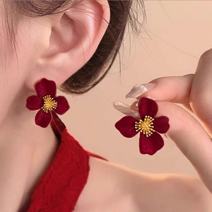 Eleganti orecchini a fiore in velluto rosso con pistilli dorati per un look invernale
