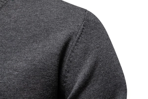 Gros plan sur la maille fine gris foncé et les coutures d'épaule du pull pour hommes