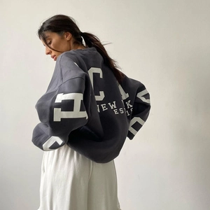 Vue arrière sweat-shirt gris oversize avec imprimé lettres New York EST au dos