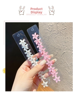 Détail de barrettes à fleurs roses et blanches avec strass pour filles sur cartes