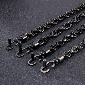 Détail macro de bracelets en acier titane noir avec fermoirs industriels robustes