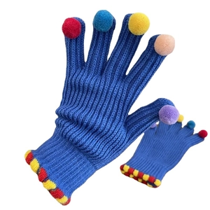 Guanti in maglia blu con pompon colorati sulle dita e polsini decorati a pois vivaci
