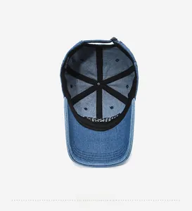 Vue interne de la casquette en jean montrant les coutures renforcées et la sangle