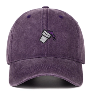 Détail de la broderie d'une tasse sur une casquette de baseball rétro en coton délavé