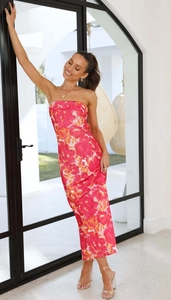 Dettaglio del vestito lungo a fascia con stampa floreale rosa e arancione in raso leggero