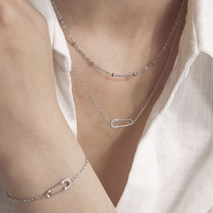 Zweilagiges silbernes Halsketten und Armband Set mit Zirkonia Sicherheitsnadel Anhänger