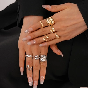 Minimalistisches Set aus flüssigen Metall-Wassertropfen-Ringen in Gold und Silber