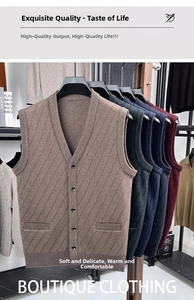 Detail von Strickwesten mit V-Ausschnitt in verschiedenen Farben und Rippenstruktur