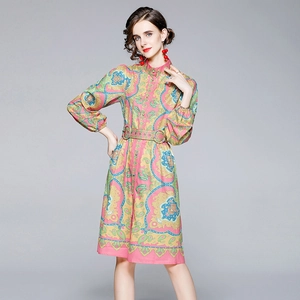 Abito a maniche lunghe con stampa paisley, colletto alla coreana e cintura rosa e gialla