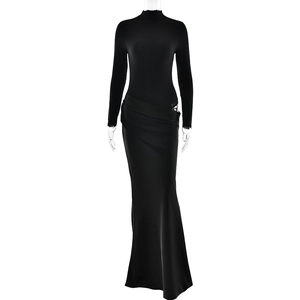 Robe longue noire ajustée avec col montant, manches longues et plis à la taille
