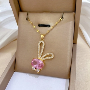 Détail du pendentif lapin en cristal rose avec zircons sur chaîne dorée
