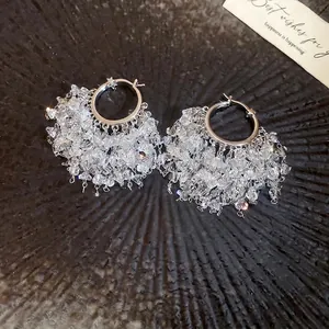 Boucles d'oreilles créoles plaquées or 18 carats avec pampilles en cristal brillant