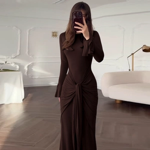 Détails de la robe en maille marron foncé avec taille plissée et manches évasées chic