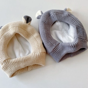 Détail de la cagoule tricotée pour bébé avec doublure polaire et oreilles d'animaux