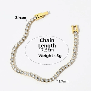 Détails du bracelet tennis doré avec zircons de 2,7 mm et longueur 17,5 cm sur fond blanc