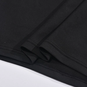 Détail macro du tricot haute densité et de l'ourlet à double aiguille du haut noir