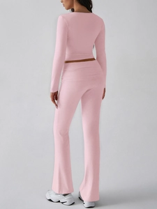 Vue arrière du haut court rose à manches longues et du pantalon de yoga évasé en tricot