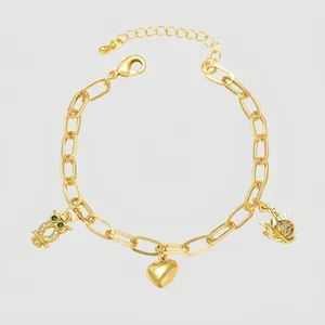 Bracciale a catena a graffetta dorata con ciondoli a gufo, cuore e corona in zirconi