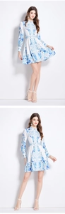 Détail de robe fleurie vintage avec col montant et ceinture assortie en blanc et bleu