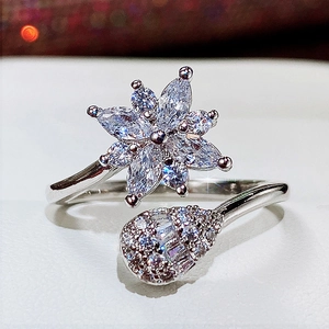 Macro di anello a fiore in argento con zirconi marquise e dettagli a goccia