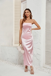 Dettaglio del vestito lungo in raso rosa che mostra la trama liscia e il drappeggio