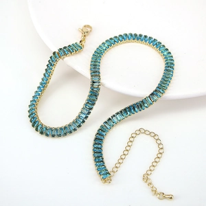 Detail of adjustable gold-plated tennis necklace with emerald green rectangular crystals