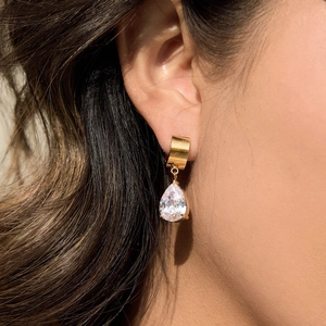 Élégantes boucles d'oreilles en acier doré et zircone en forme de goutte d'eau