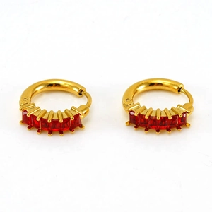 Boucles d'oreilles créoles en acier doré avec cinq zircons rouges de forme rectangulaire