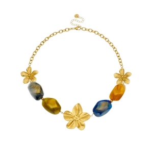 Collier chaîne dorée avec pierres colorées géométriques et pendentifs fleurs de camélia