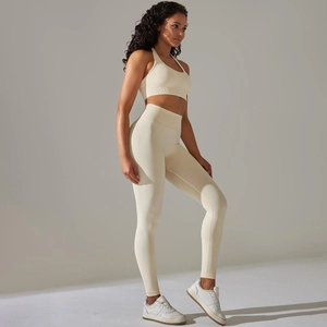Détails de l'ensemble de yoga côtelé crème avec leggings et soutien-gorge