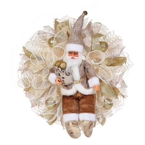 Detail eines Weihnachtskranzes mit Weihnachtsmann, goldenen Netzbändern und Dekokugeln