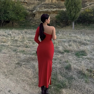 Detailansicht eines roten One-Shoulder-Kleides mit Seitenschlitz und Raffungen
