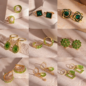 Set di orecchini d'oro vintage con gemme verdi e perle in vari design geometrici e fiori